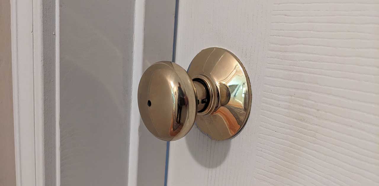 Do Brass doorknobs disinfect themselves?